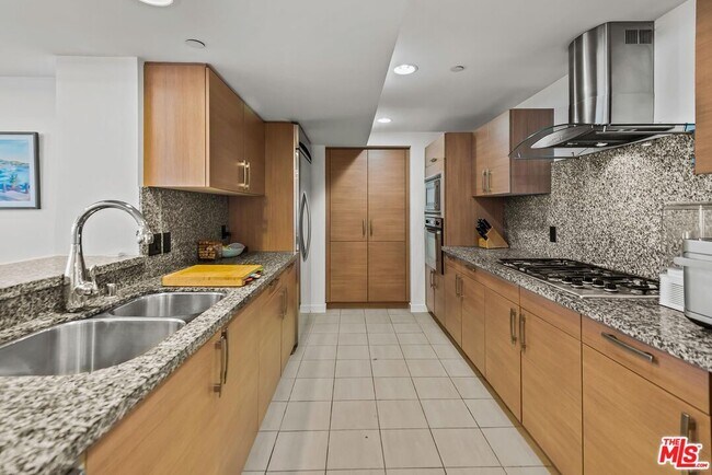 Building Photo - 13650 Marina Pointe Dr