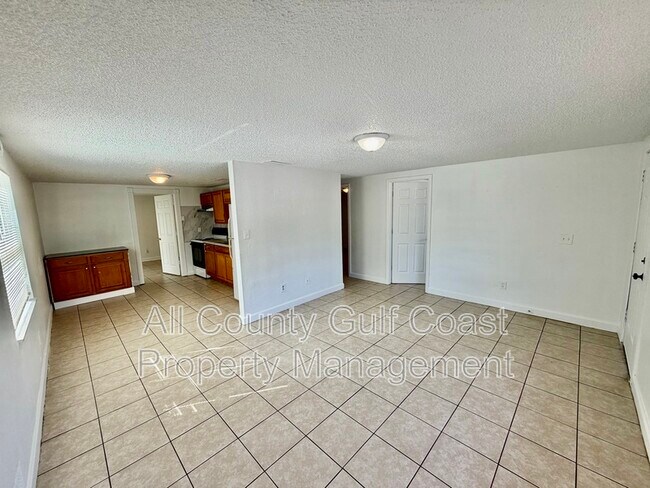 Building Photo - 910 61st Ave E