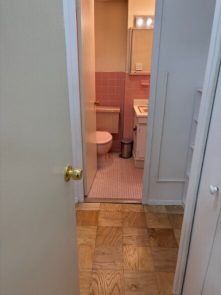 Closet to bath - 1435 4th St SW