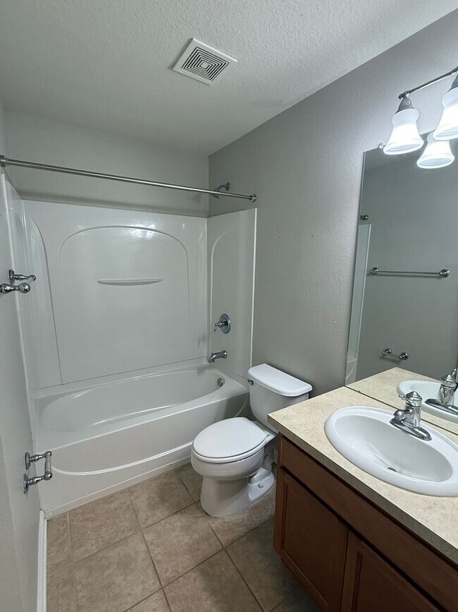 Building Photo - 3BR 2BA w/ Screened Patio + Pool/Gym Access in Gated Villa Serena