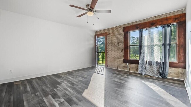 Building Photo - 610 Madola Rd