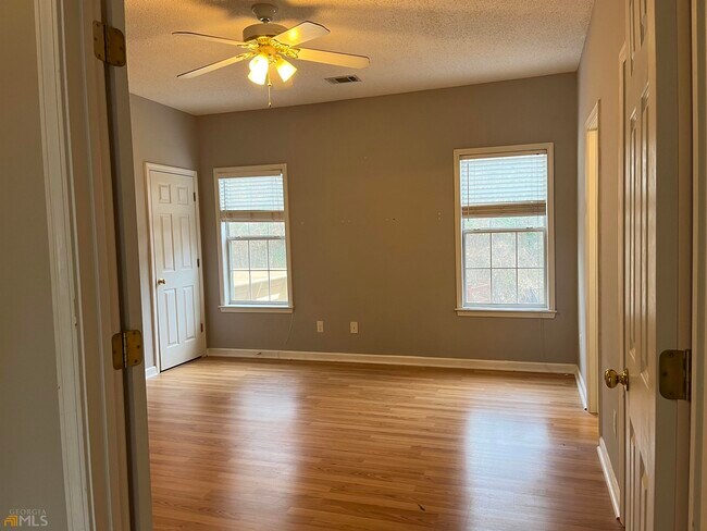 Building Photo - 214 Piedmont Dr