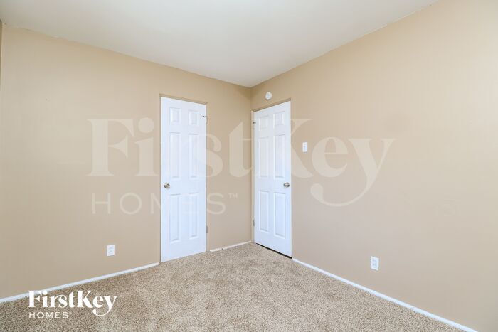 Building Photo - 740 Lilac Dr