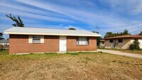 Building Photo - Cozy 3 bed/1 bath home with spacious backyard