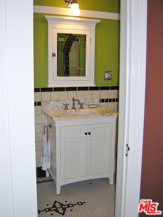 Building Photo - 914 Burnside Ave