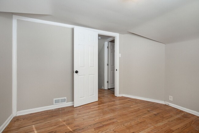 Building Photo - Spacious 3 bedroom/2 bath Cleveland Hts single family house!