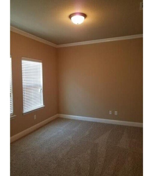 Building Photo - 638 Teakwood Dr
