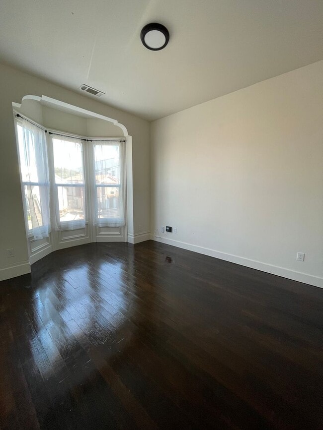 Building Photo - 1/2 Off First Month's Rent, 6Bdrm, 3Bath