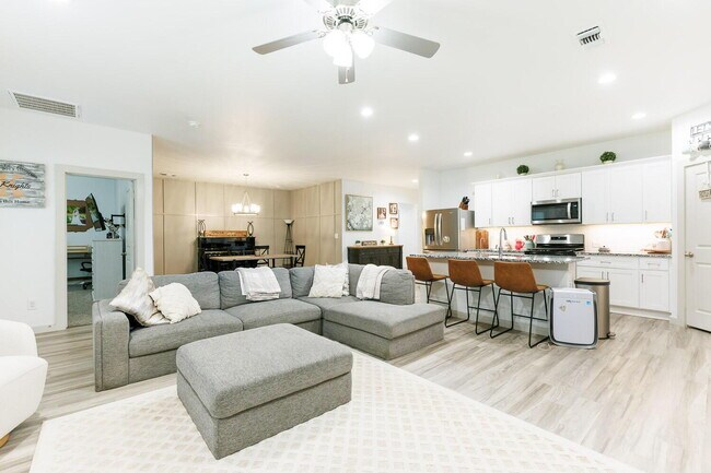 Building Photo - Spacious 4 Bed, 2 Bath Home in Abbey Glen w/ Liberty High School Feeder Pattern!