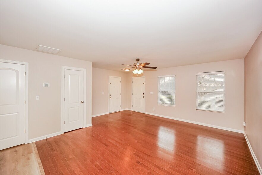 Building Photo - 4202 Broadstairs Dr SW