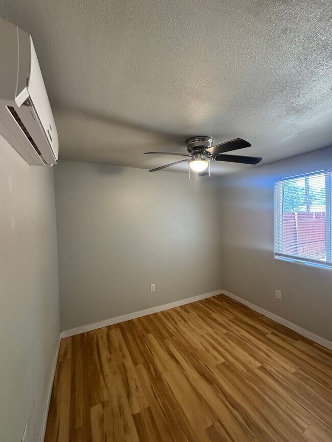 Building Photo - 3 BED 2 BATH IN REDDING
