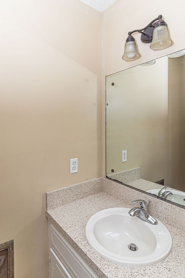 Building Photo - Adorable Brick Ranch 3 BR | 1.5 BA in Goldsboro