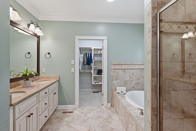 Building Photo - 1733 Carriage Ct