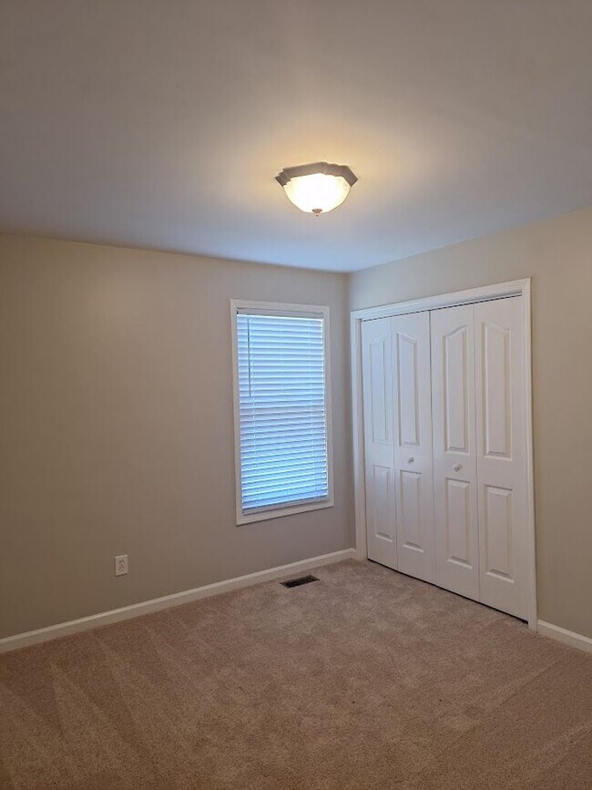 Building Photo - Fantastic Three Bedroom Home in Lexington!