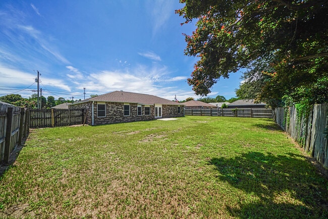 Building Photo - 7216 Antoinette Cir