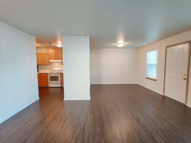 Building Photo - Reduced Rent; Open Concept Home