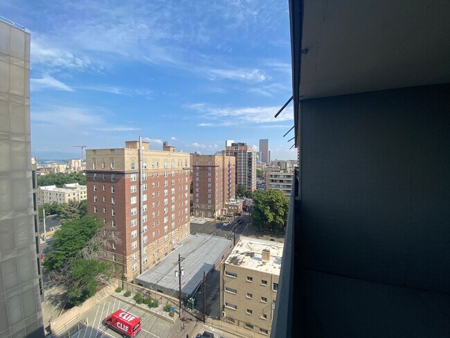 Building Photo - 1 bedroom High Rise Living Downtown