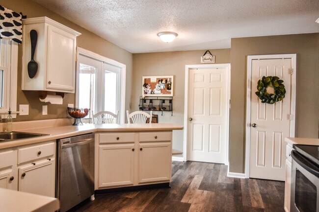 Building Photo - Pet Friendly Home on Half Acre Lot!