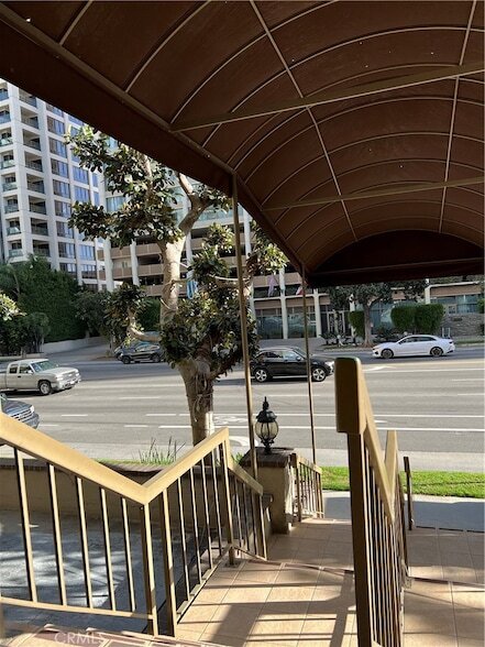 Building Photo - 10747 Wilshire Blvd