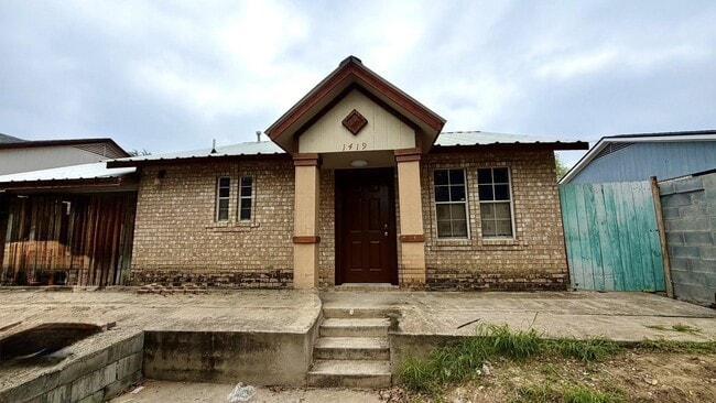 Building Photo - 1419 Reagan Dr
