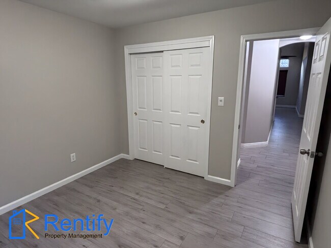 Building Photo - Updated! 4BD/2BA Home in SW Bakersfield