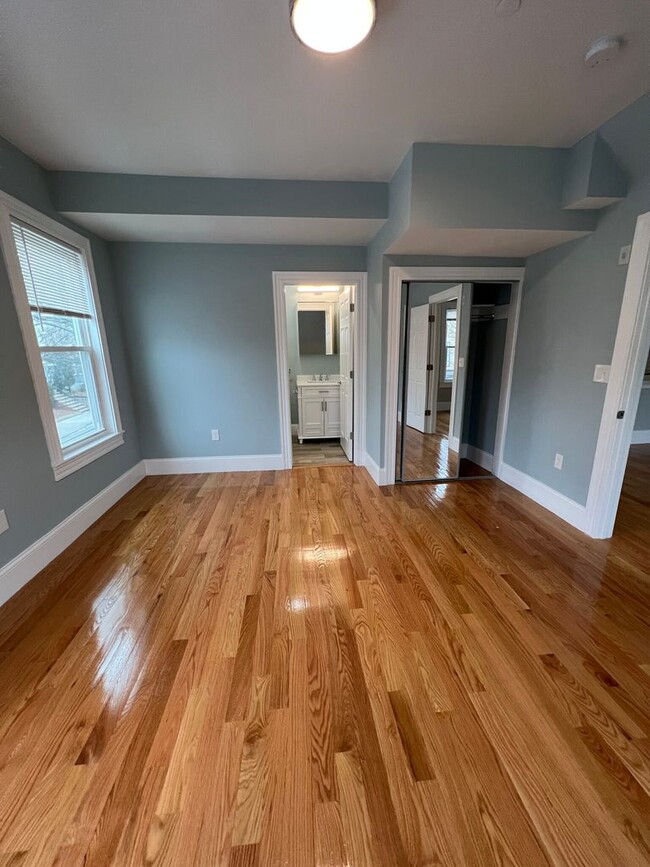 Building Photo - Large 2 Bedrooms Plus a Bonus Room. 2 Full...