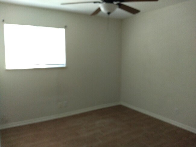 Building Photo - 1104 N Bedell Ave