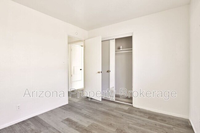 Building Photo - 1702 W Vogel Ave