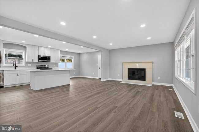 Building Photo - 2403 Kingsway Rd