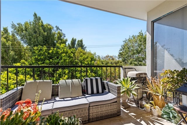 Building Photo - 818 N Doheny Dr