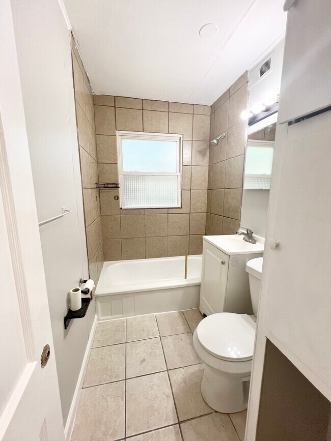 Building Photo - 219 N 37th St