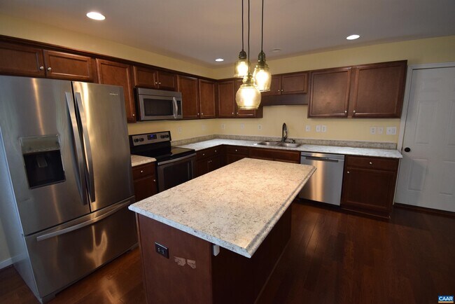 Building Photo - 41 Woodlawn Dr