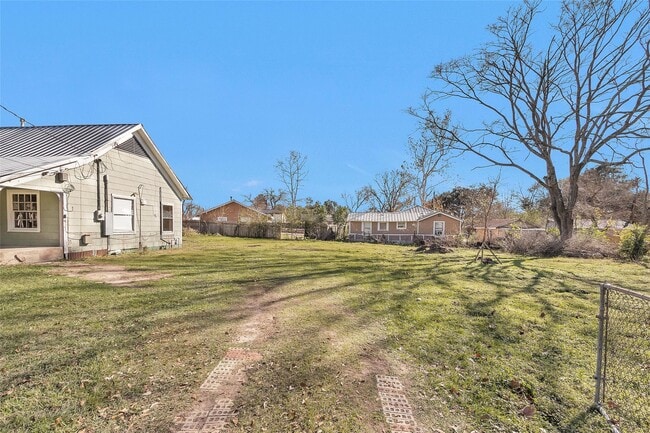 Building Photo - 203 W Powell St