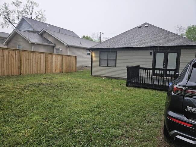 Building Photo - 907 11th Ave N