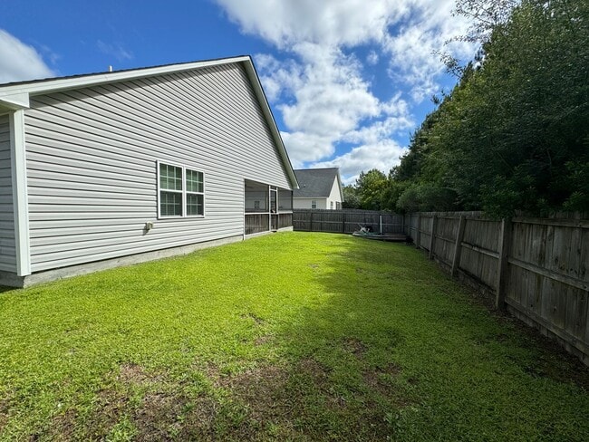Building Photo - An adorable home within the City!