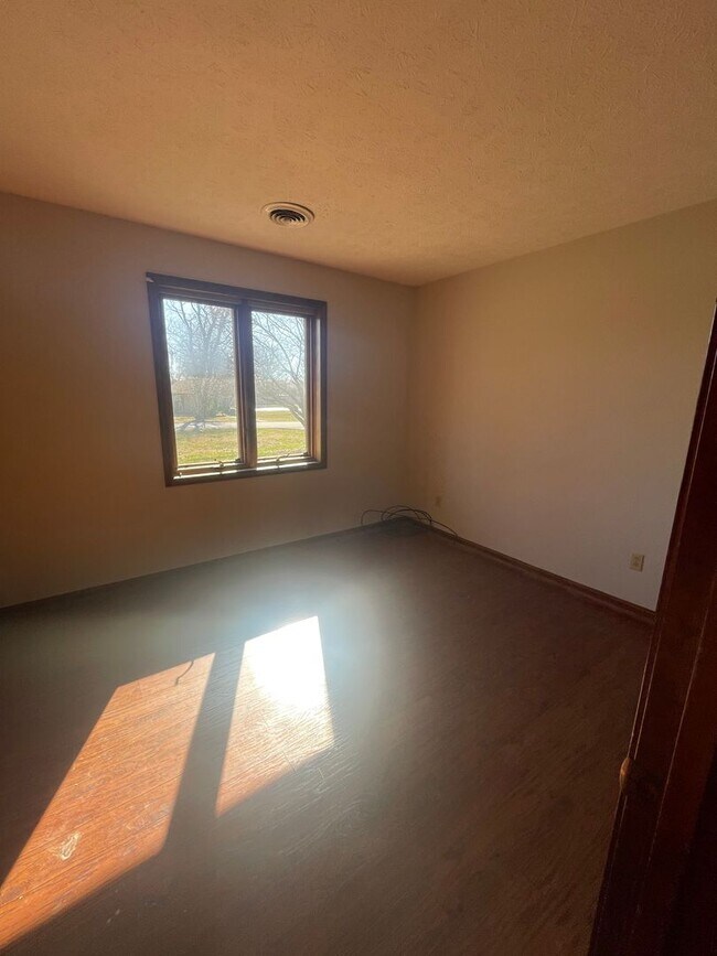 Building Photo - Spacious 3-Bedroom Ranch for Rent in Franklin, KY!