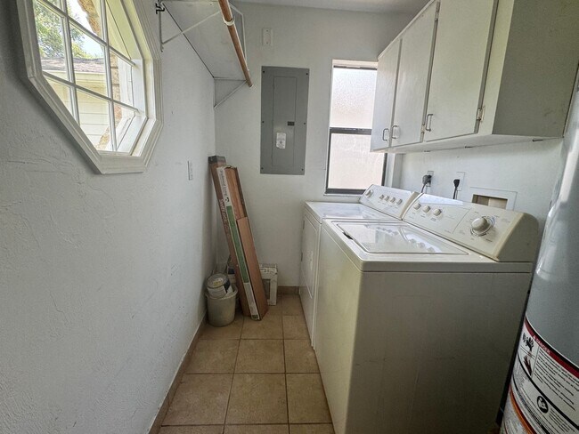 Building Photo - 2122 NE 39th Ave