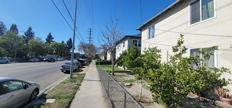 Building Photo - 12233 Vanowen St