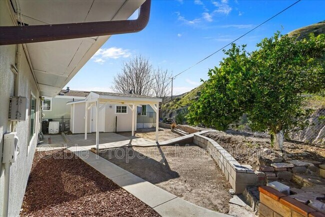 Building Photo - 17197 Sierra Hwy