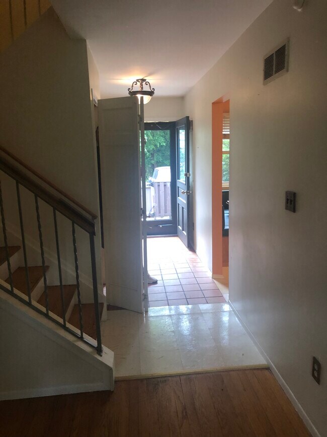 Entryway from gated courtyard - 548 Terrace Ln