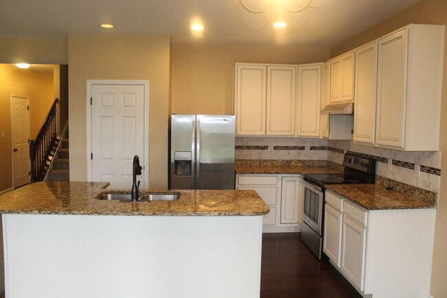 Building Photo - Spacious 4 Bedroom Home in Avon!