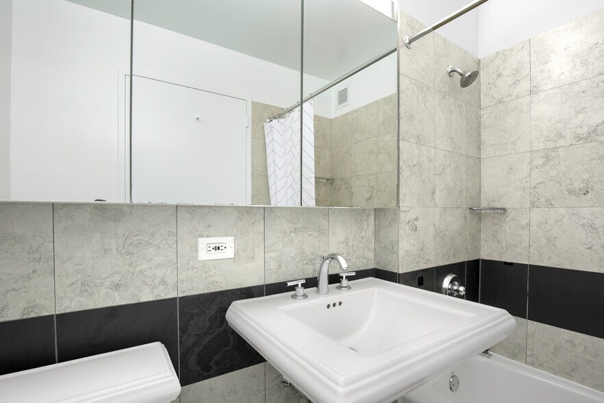 Building Photo - 400 Chambers St