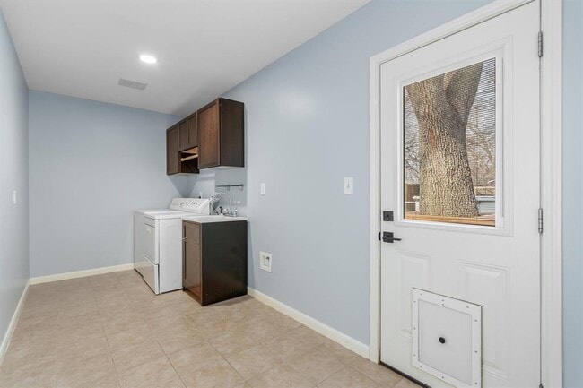 Building Photo - 808 Salem Ln