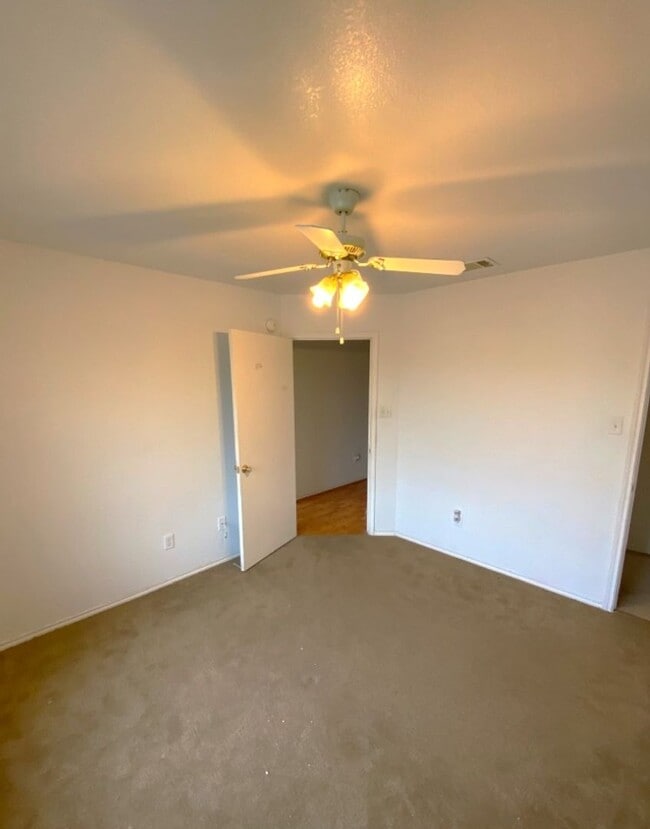 Building Photo - AVAILABLE NOW!