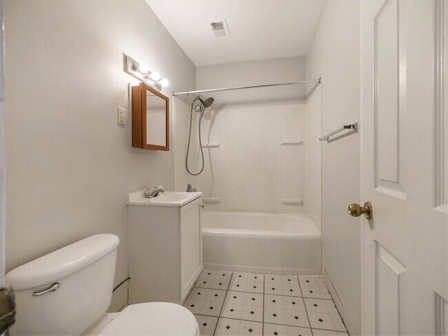 Building Photo - 2426 1/2 S 16th St #7