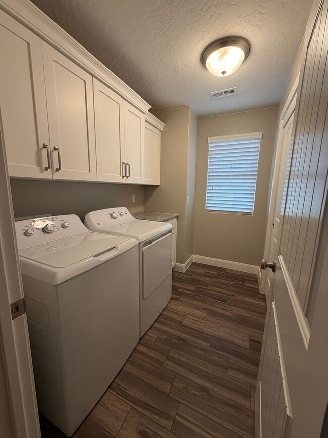 Building Photo - Luxury Townhome in Santa ClaraStunning 3 BR, 2.5 BA Townhome with Spectacular Views!