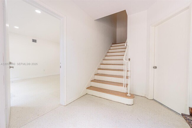 Building Photo - 580 University Dr