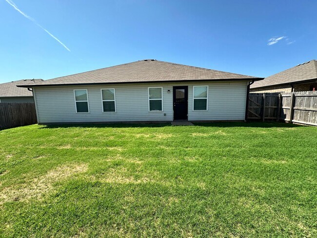 Building Photo - 3 bed 2 bath in Mustang- Move in Special!