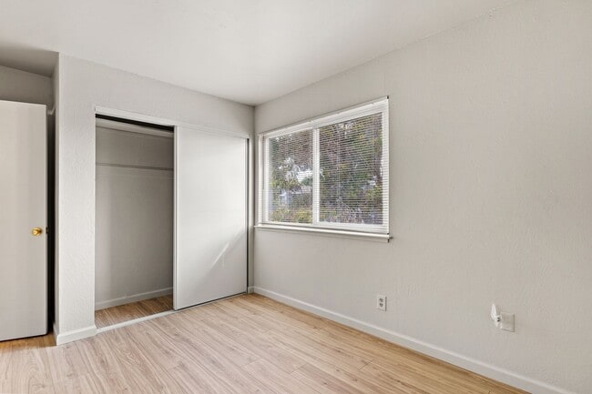 Building Photo - Large 3BD Townhome Style Apartment w/ Brand New Flooring in Hayward