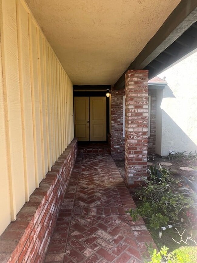 Building Photo - Beautiful 3 Bedroom, 2 Bathroom Sylmar Home! Ready for Move-In!